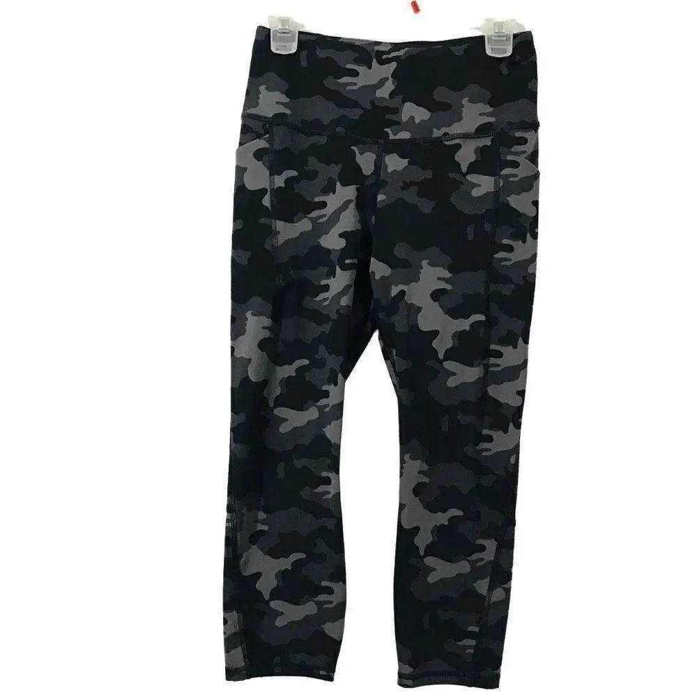 All in motion camouflage leggings With cell phone pockets size M. S 152